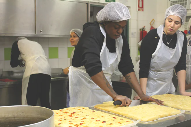 Giovani che imparano a cucinare